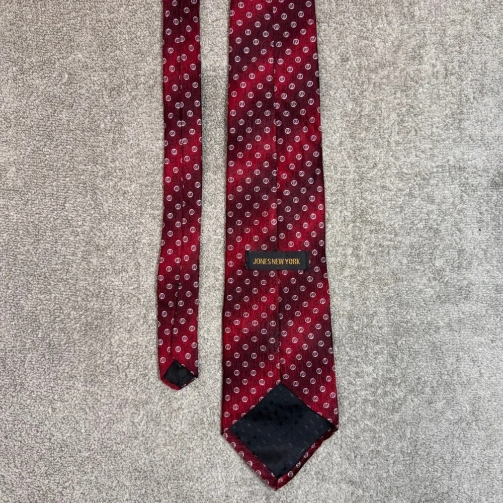 Jones New York Mens Silk Necktie Burgundy Red Geometric Circle Pattern USA Made